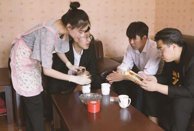 雇主家來客人了保姆應該怎么辦？