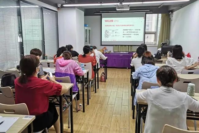 育嬰師上戶時不能坐雇主的沙發,為什么?