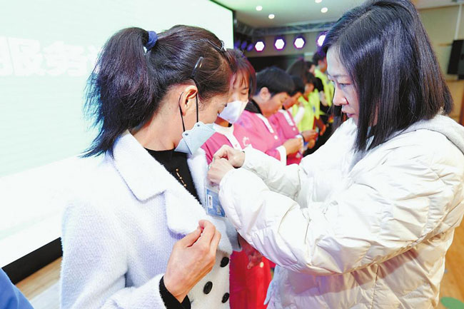 昆明200名家政人員獲首批居家上門服務證