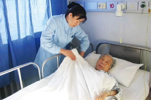 請個老人護工需要考察哪些方面（如何正確選擇照顧老人的護工）