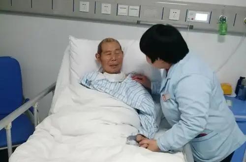 想找個老人護(hù)工，有哪些渠道？