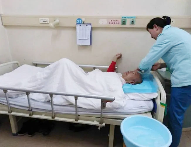 醫院陪護人員的工作內容是什么（護工有哪些注意事項嗎）