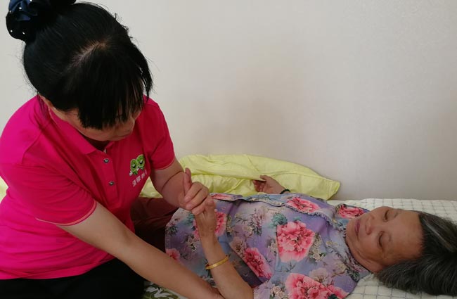 老人住家陪護有什么需要注意的？