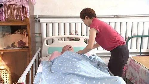 請保姆照顧臥床老年人在哪找？多少錢一個月