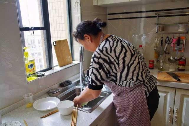 家政阿姨在雇主家飯都吃不飽？