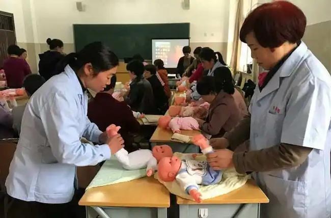 育嬰師到底要不要做家務(wù)？真相可能有點扎心了。